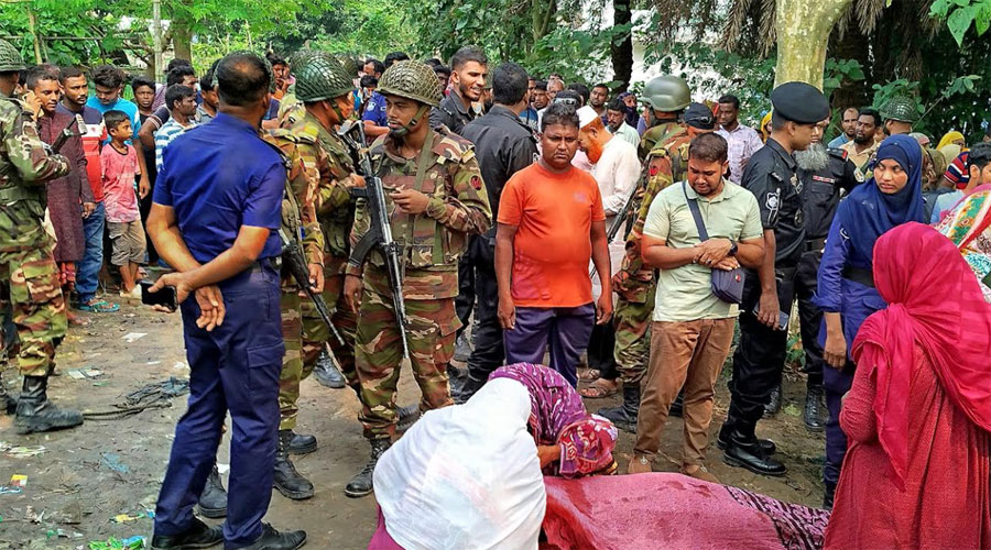 ঘটনাস্থলে স্থানীয়রা