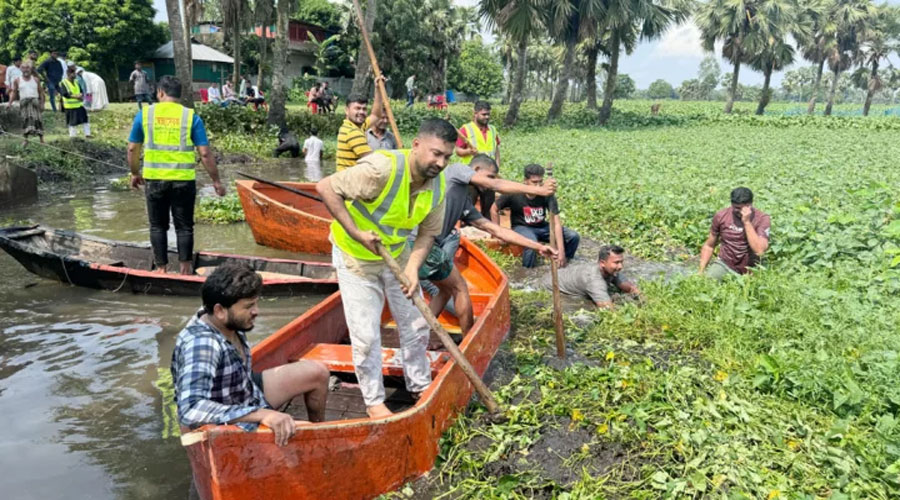 ডাকাতিয়া নদী থেকে কচুরিপানা সরানো হচ্ছে