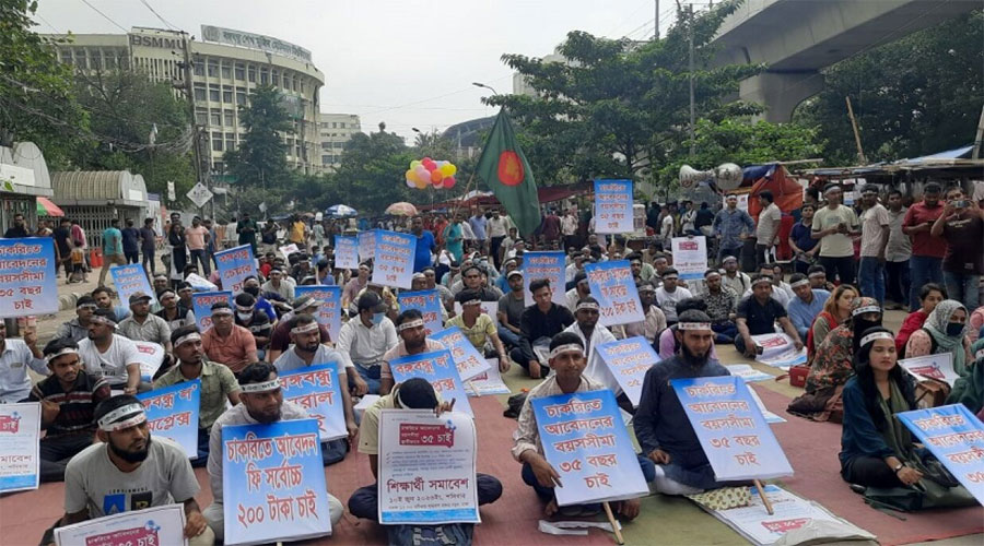 সরকারি চাকরিতে প্রবেশে বয়সসীমা ৩৫ করার দাবিতে দীর্ঘদিন ধরে চলছে আন্দোলন