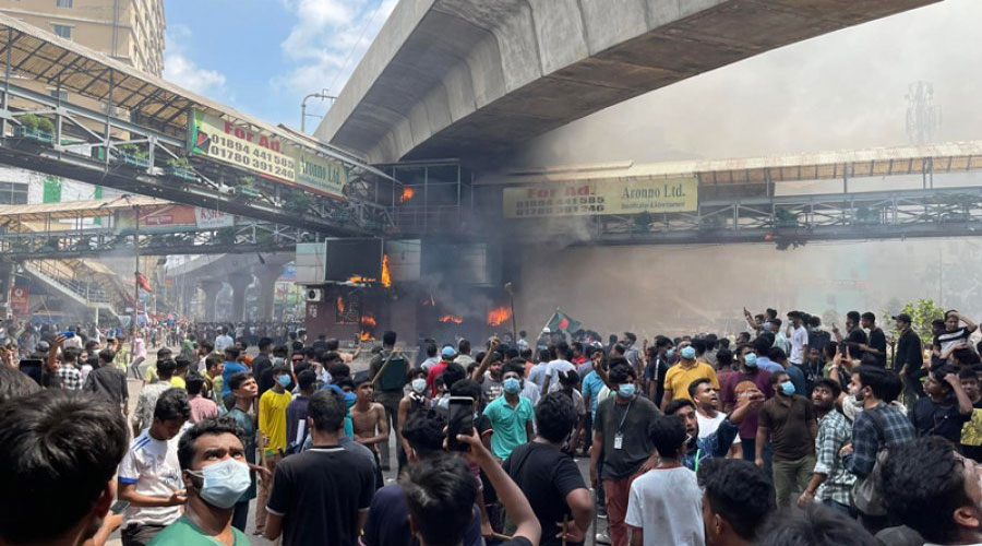 মিরপুর-১০ নম্বরে গোলচত্বরে পুলিশ বক্সে আগুন