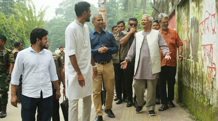 তরুণদের আঁকা গ্রাফিতি দেখলেন প্রধান উপদেষ্টা