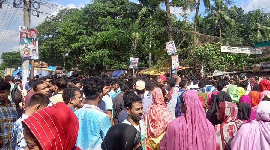 উৎপাদন বন্ধ রেখে কর্মবিরতিতে শ্রমিকরা 