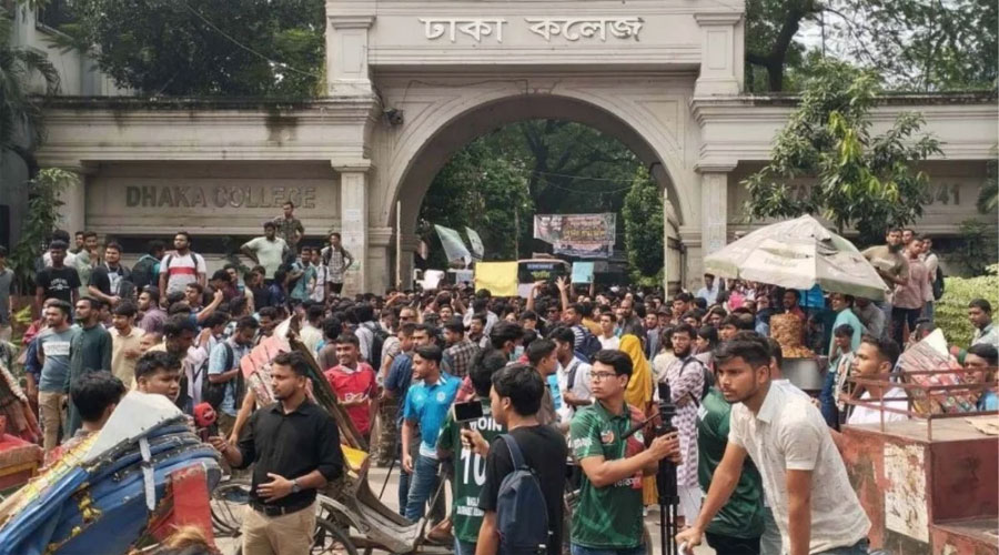  ঢাকা কলেজে জড়ো হয়েছেন সাত কলেজের প্রায় ১ হাজারের বেশি শিক্ষার্থী