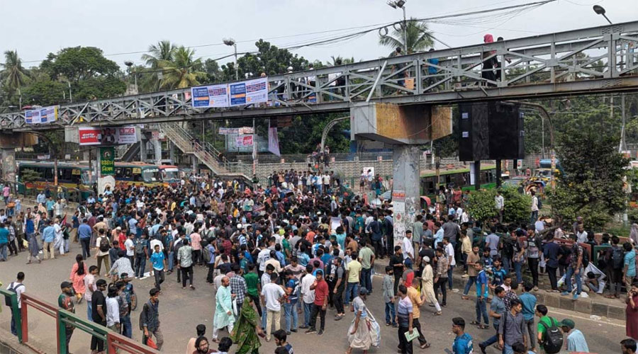 ঢাবি অধিভুক্ত সাত কলেজের শিক্ষার্থীদের সায়েন্সল্যাব মোড়ে অবরোধে, সব ধরনের যান চলাচল বন্ধ