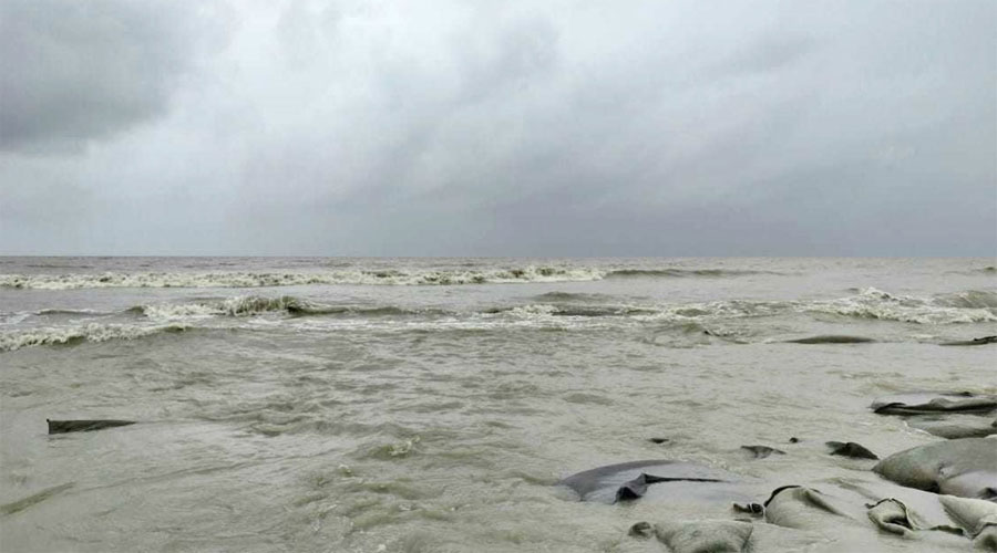 পটুয়াখালী উপকূলে বৃষ্টি-দমকা হাওয়া, উত্তাল সাগর