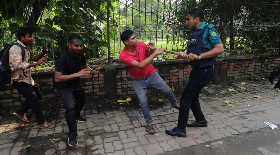 ৩৫ দাবিতে আন্দোলনরতদের ওপর পুলিশের লাঠিচার্জ