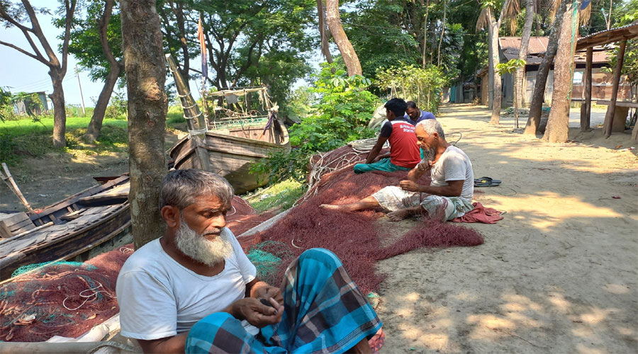 মাছ ধরার সব প্রস্তুতি নিয়েছেন বিভিন্ন জেলেরা