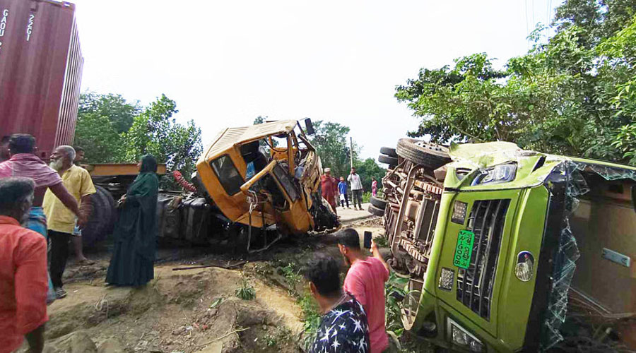 কুমিল্লা-সিলেট মহাসড়কের যান চলাচল তিন ঘণ্টা ধরে বন্ধ 