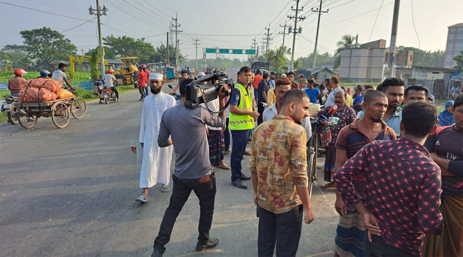 নিহতদের মরদেহ উদ্ধার করছে ফায়ার সার্ভিস কর্মীরা