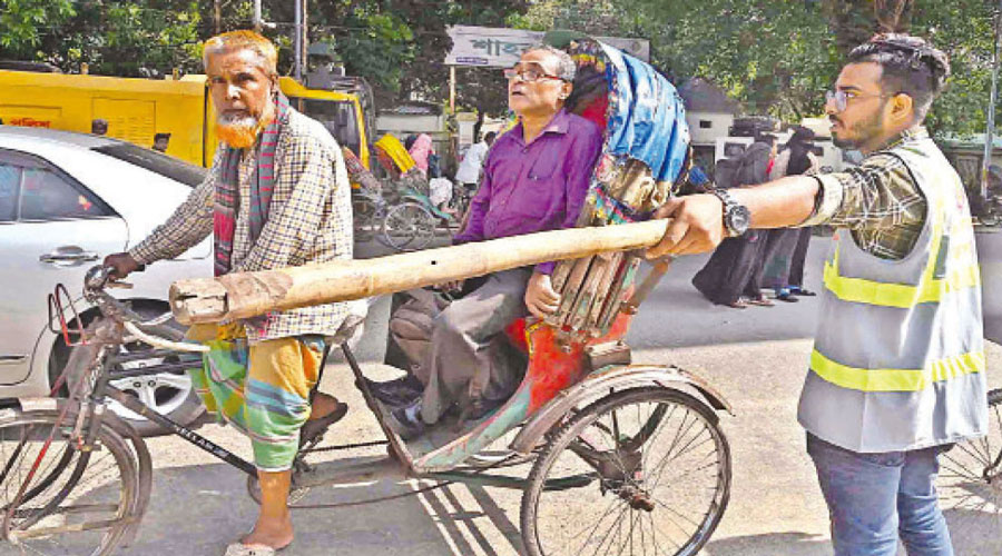 ট্রাফিক নিয়ন্ত্রণে শিক্ষার্থীরা, রোজ পাবে ৫০০ টাকা 