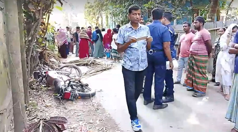  মোটরসাইকেলে ট্রাকের ধাক্কায় দুজন নিহত হয়েছেন