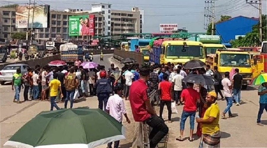 বকেয়ার দাবিতে বেক্সিমকো শ্রমিকদের ঢাকা-টাঙ্গাইল মহাসড়ক অবরোধ