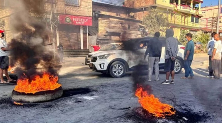 টায়ার পুড়িয়ে রাস্তাঘাট বন্ধ করে দেন আন্দোলনকারীরা