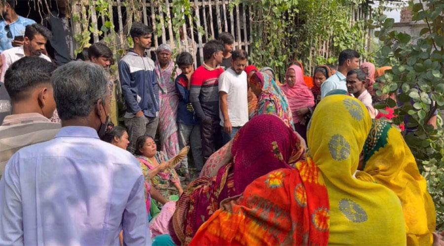 পাকশী ইউনিয়নের রূপপুর মোড় সংলগ্ন স্থানে এ ঘটনা ঘটে