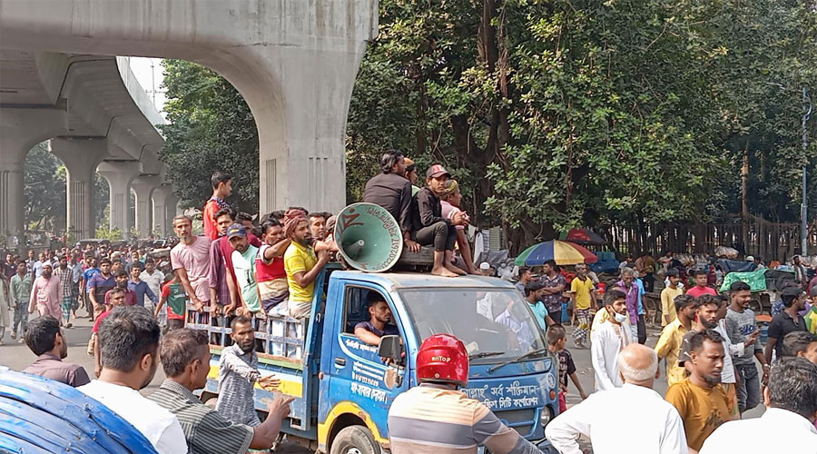 প্রেসক্লাবের সামনে রিকশাচালকদের অবরোধ, যান চলাচল বন্ধ