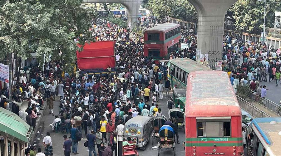 ব্যাটারিচালিত রিকশাচালকদের বিক্ষোভে সড়কে সৃষ্টি হয়েছে যানজট