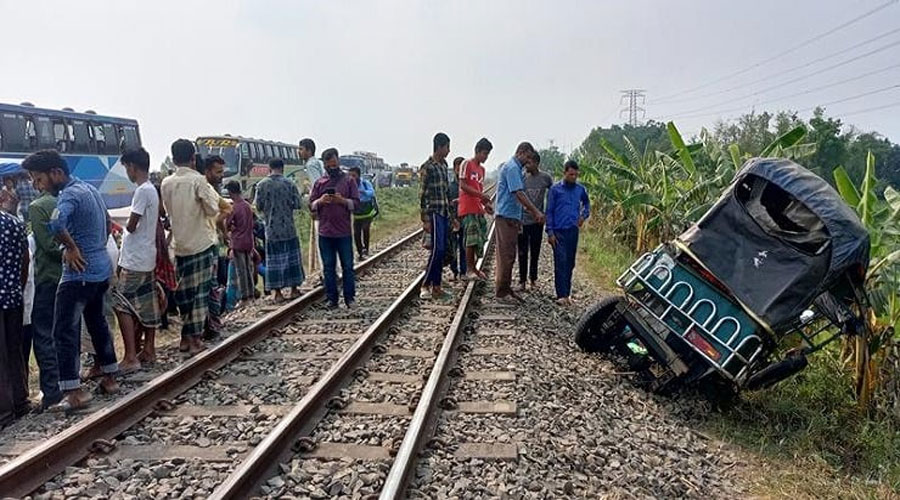 কুমিল্লায় ট্রেনের ধাক্কায় অটোরিকশার ৫ যাত্রী নিহত