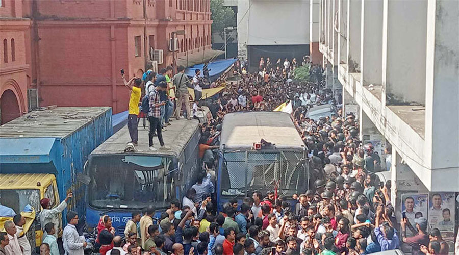  চিন্ময় কৃষ্ণ দাশকে বহন করা প্রিজন ভ্যান আটকে দিয়েছেন ইসকন সমর্থকরা