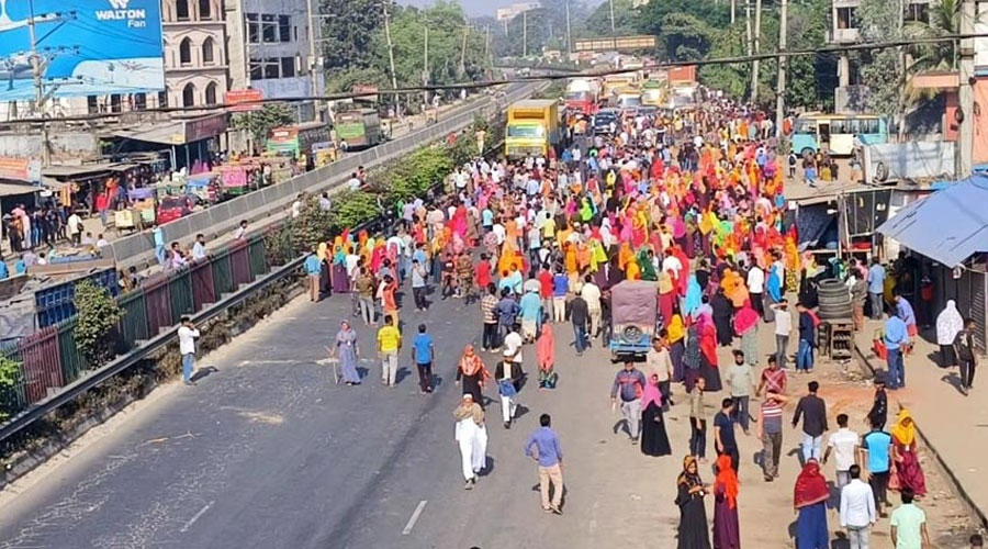  উভয় পাশে যানবাহন চলাচল বন্ধ হয়ে ভোগান্তিতে পড়েছেন সাধারণ মানুষ