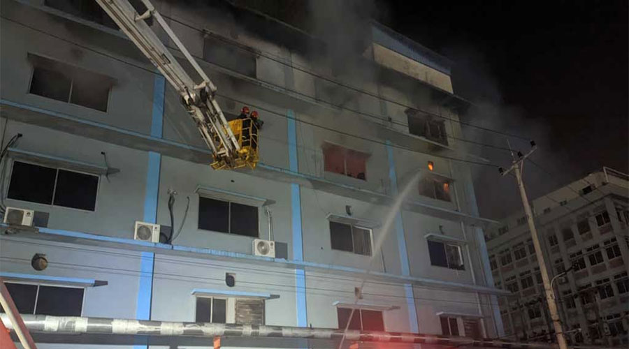 সিইপিজেডের ভেতরে কার্টন কারখানার আগুন নিয়ন্ত্রণে কাজ করছে ফায়ার সার্ভিসের কর্মীরা