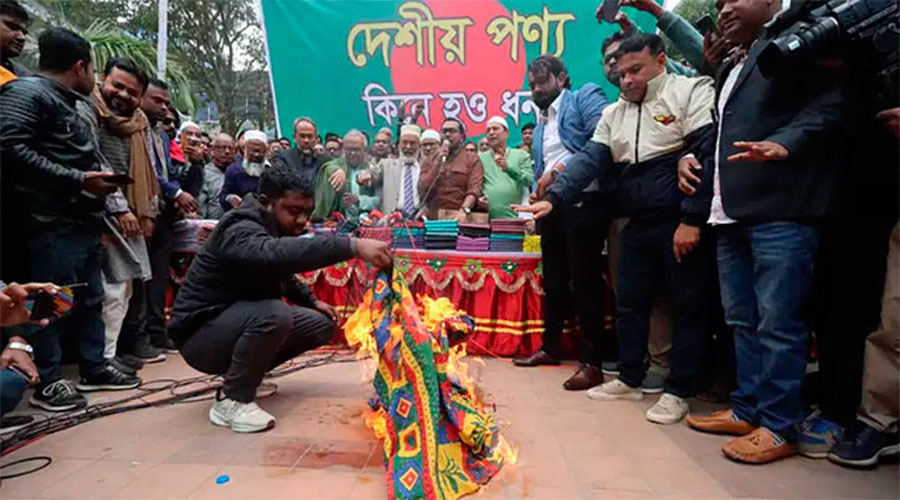 রুহুল কবির রিজভী ভারতীয় একটি জয়পুরি বিছানার চাদর ছুড়ে মারলে তাতে আগুন ধরিয়ে দেন নেতা-কর্মীরা