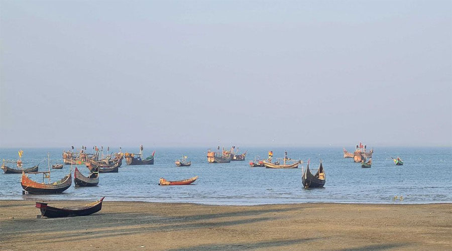 টেকনাফ সেন্টমার্টিন রুটে সব ধরনের ট্রলার চলাচল বন্ধ করে দিয়েছে প্রশাসন