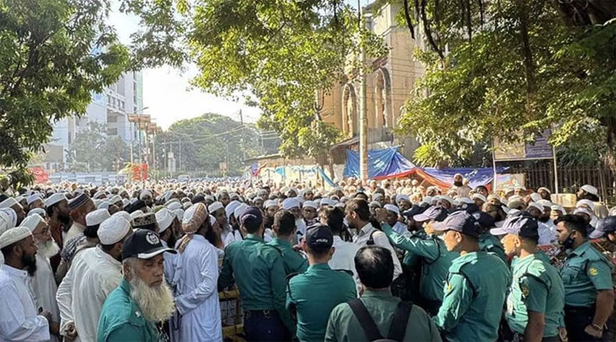 তুরাগ নদীর দুই তীরে দুপক্ষ অবস্থান নিয়েছেন