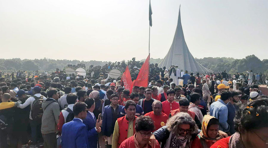 জাতির শ্রেষ্ঠ সন্তানদের শ্রদ্ধা জানাতেজাতীয় স্মৃতিসৌধে সর্বস্তরের জনতার ঢল