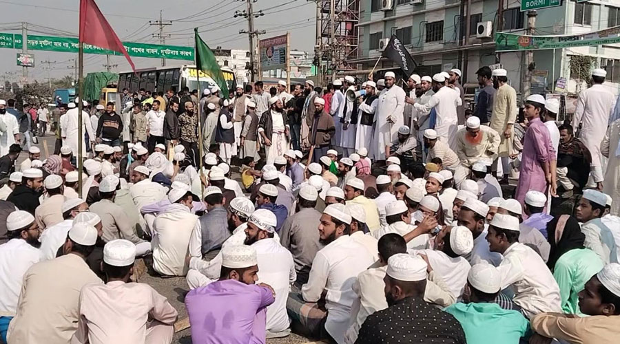 মহাসড়ক অবরোধ করে বিক্ষোভ করছে জুবায়েরপন্থিরা 