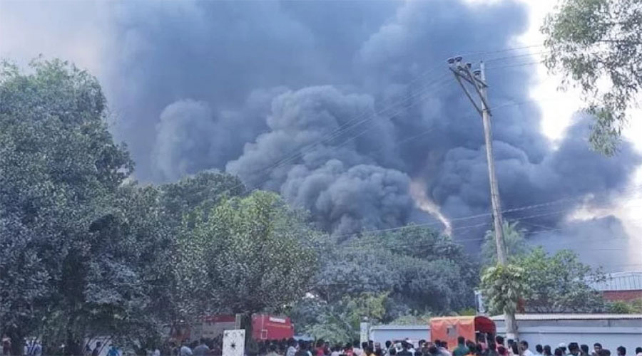 গাজীপুরে বোতাম তৈরির কারখানায় লাগা আগুনে আকাশ কালো ধোঁয়ায় ছেয়ে যায়