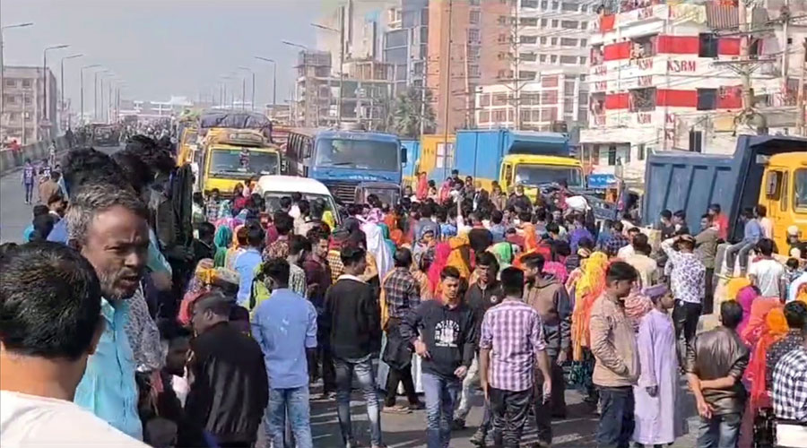 গাজীপুরে ঢাকা-টাঙ্গাইল মহাসড়ক অবরোধ করে বিক্ষোভ করছেন শ্রমিকরা