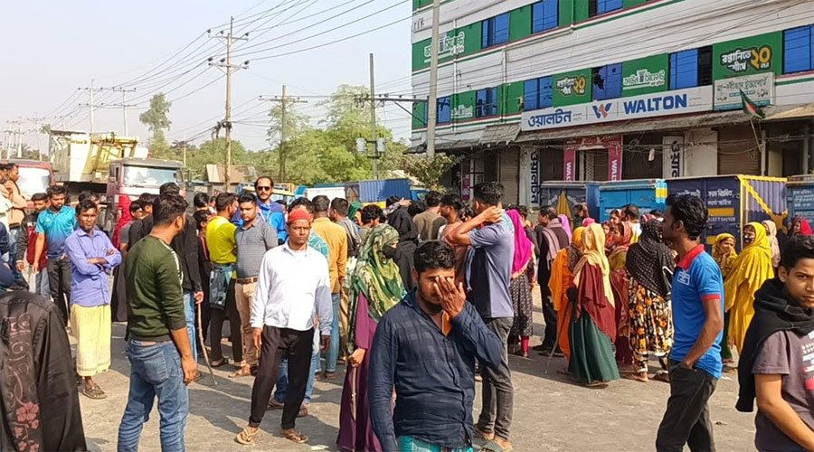 চন্দ্রা-নবীনগর মহাসড়কে অবরোধ করে বিক্ষোভ করছেন হারডি কারখানার শ্রমিকরা