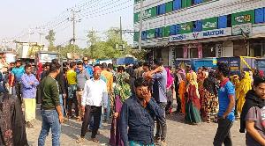 মহাসড়ক অবরোধ করে শ্রমিকদের বিক্ষোভ