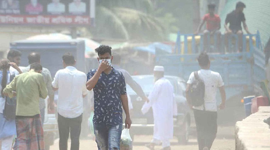 ঢাকার বাতাসকে আজ ‘অস্বাস্থ্যকর’ হিসেবে চিহ্নিত করা হয়েছে। 