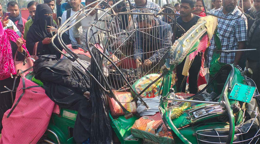  বাসের সঙ্গে সংঘর্ষে দুমড়ে-মুচড়ে গেল অটোরিকশা