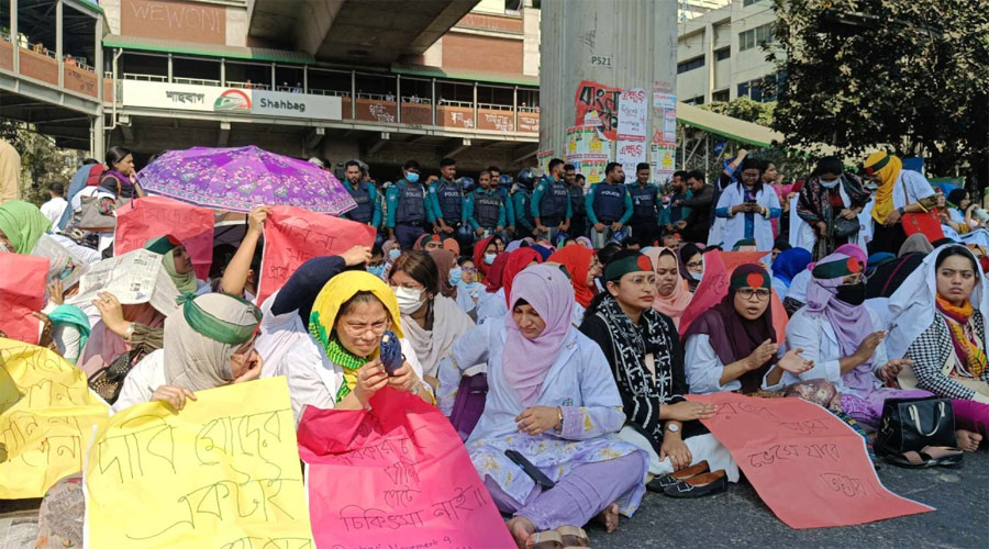 শাহবাগ অবরোধ করেছেন ট্রেইনি চিকিৎসকরা