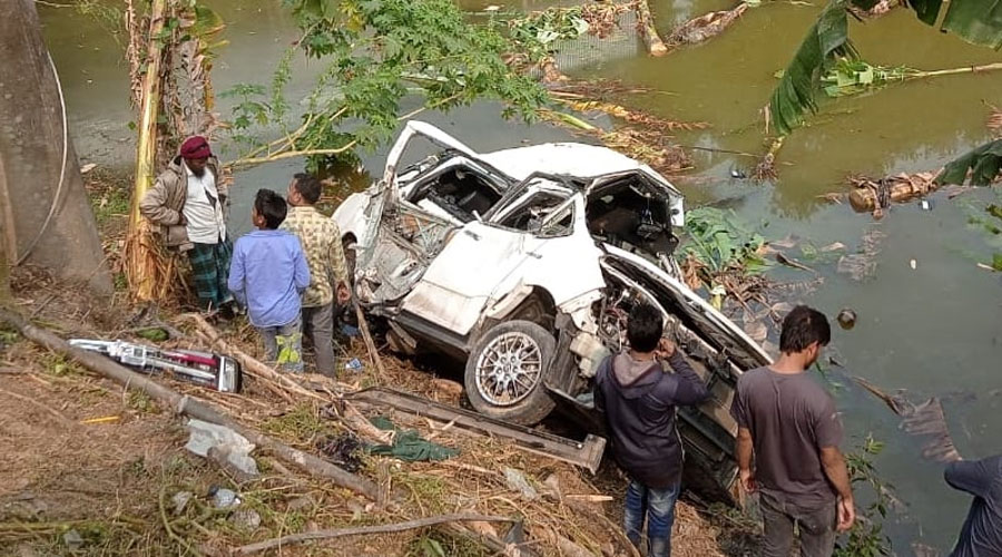 ফরিদপুরের গেরদা রেল ক্রসিংয়ে ট্রেনের ধাক্কায় মাইক্রোবাস পুকুরে