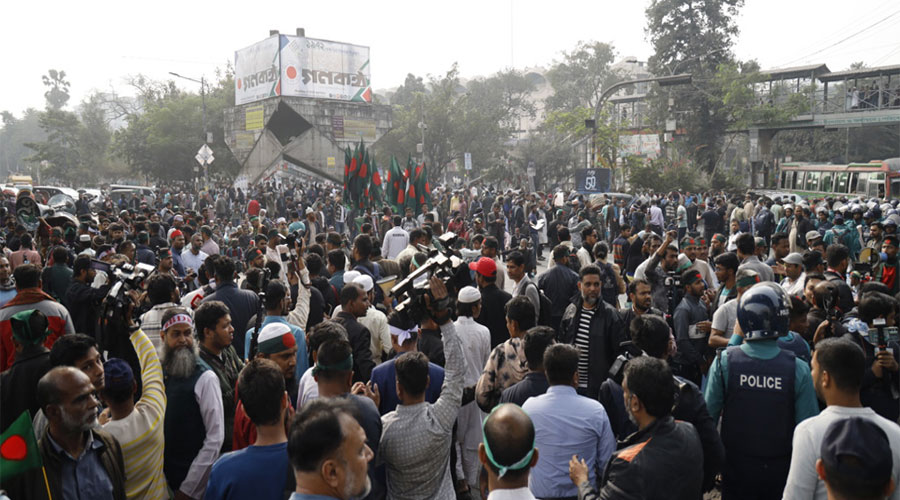  শাহবাগ মোড়ে চাকরিচ্যুত বিডিআর সদস্য ও কারাবন্দিদের স্বজনরা