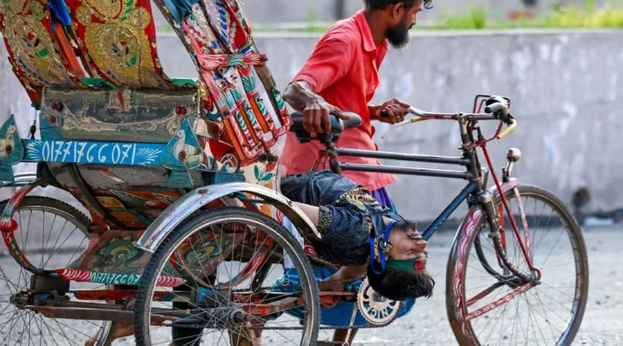 ছাত্র-জনতার আন্দোলনে সংঘর্ষে আহত একজনকে নিয়ে যাওয়া হচ্ছে