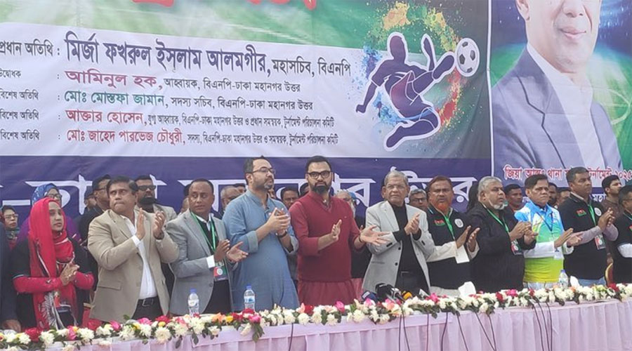 পল্লবীর সিটি ক্লাব মাঠে জিয়া আন্তঃথানা ফুটবল টুর্নামেন্টের উদ্বোধনী অনুষ্ঠানে বিএনপির নেতাকর্মীরা 