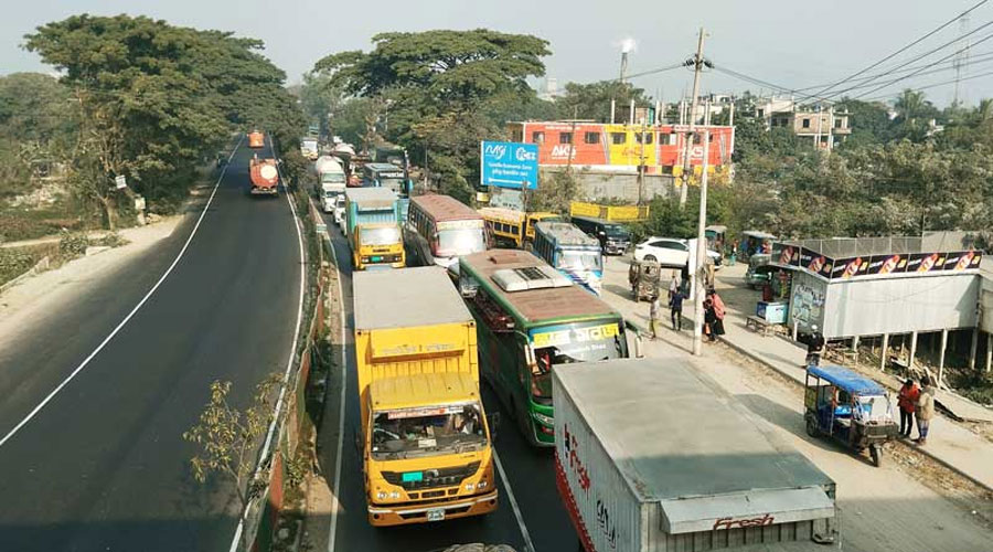 সকাল থেকে তীব্র যানজটের সৃষ্টি হয়েছে