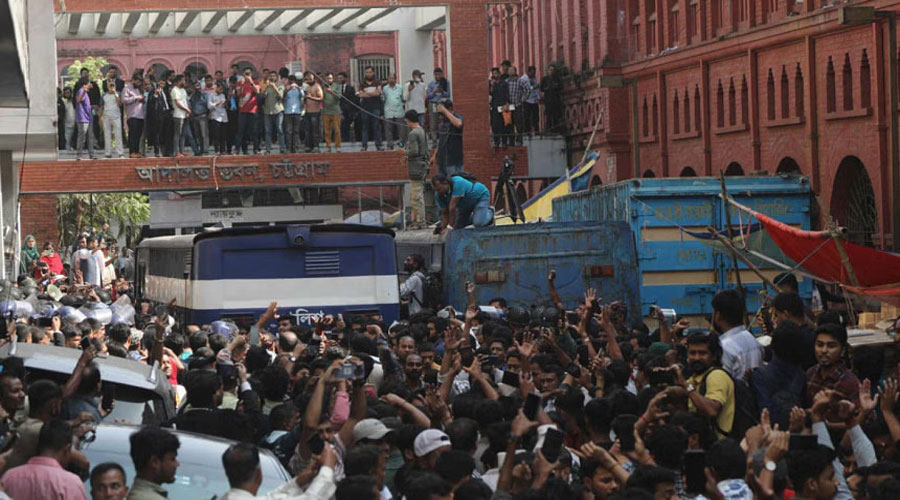 ভাঙচুর, বিস্ফোরণ ও জনসাধারণের ওপর হামলার অভিযোগে মামলাটি করা হয়