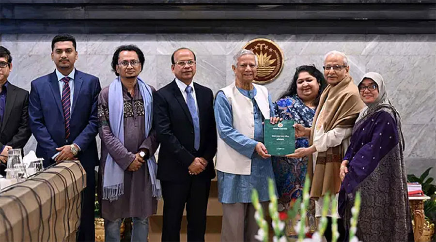 প্রধান উপদেষ্টার কাছে প্রতিবেদন জমা দেয় নির্বাচন ব্যবস্থা সংস্কার কমিশন