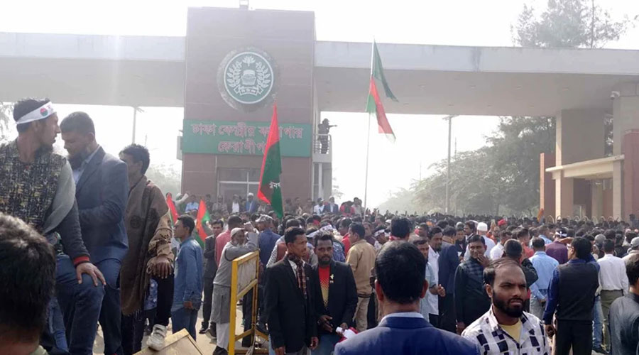 বাবরের মুক্তির অপেক্ষায় কারাগারের সামনে নেতাকর্মীদের ভিড়