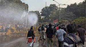 শিক্ষা ভবনের সামনে পুলিশ-শিক্ষার্থীদের সংঘর্ষ