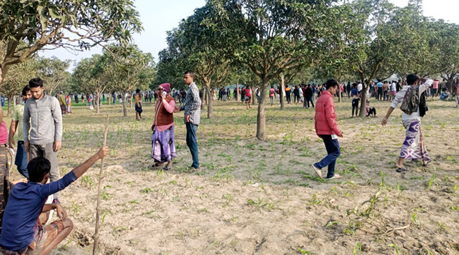  সীমান্তে দুই দেশের নাগরিকরা অবস্থান নিয়েছেন