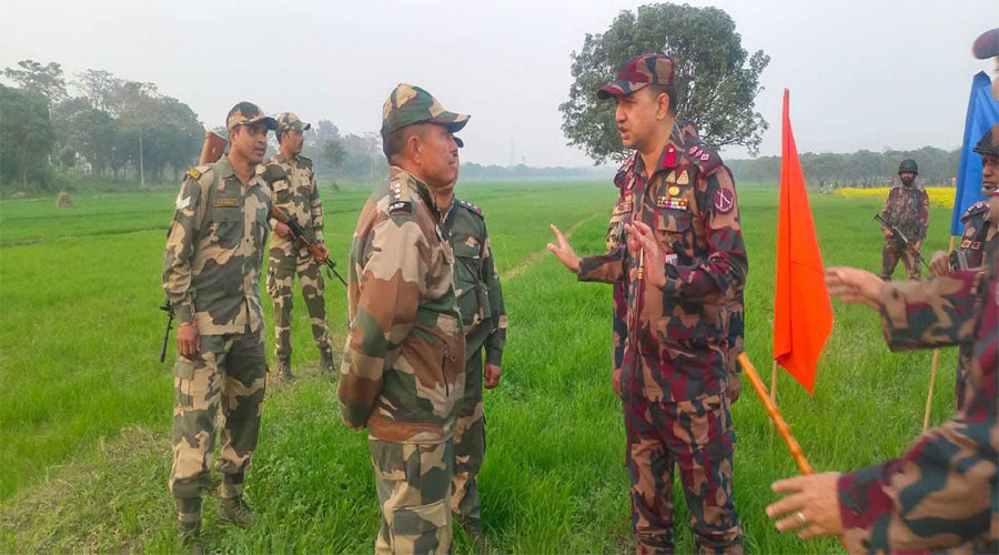 জয়পুরহাটের পাঁচবিবি উপজেলার পূর্ব উচনা ঘোনাপাড়া সীমান্তে বিএসএফ সদস্যদের কাঁটাতারের বেড়া নির্মাণে বাধা দেয় বিজিবি