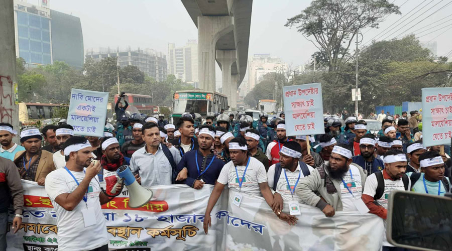 প্রবাসী কল্যাণ মন্ত্রণালয়ের দিকে যাচ্ছেন আন্দোলনকারীরা